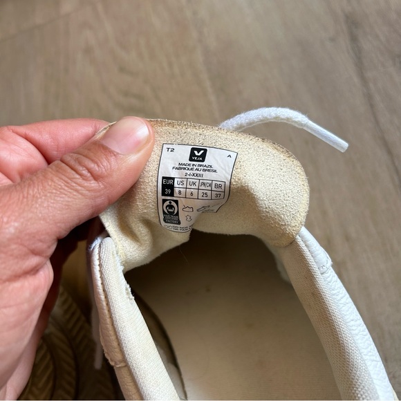 Women’s Veja V-10 Bicolor Leather Low-Top Sneakers - Picture 7 of 7